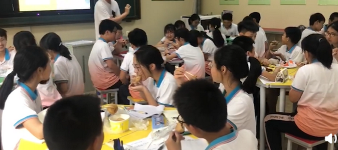老师课堂带学生边吃美食边写作文 吃着鸭头找灵感(图1)