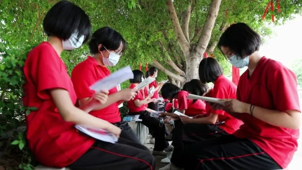 张桂梅暴雨中护送学生高考 护送150名高三学生奔赴高考考场