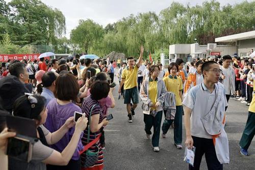 高考第一个出考场的人 高考出考场采访语出惊人