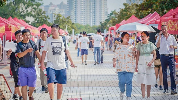 高三班长把全班名字写成诗 温暖了我们的整个夏天