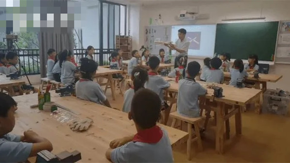 小学老师用饮料瓶模拟空间站 让同学们更好地了解中国自己的空间站