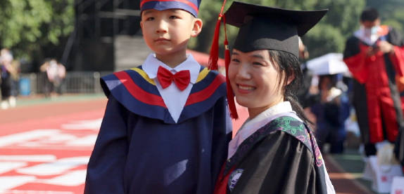 武大博士妈妈带儿子参加毕业典礼 称常不在身边儿子付出很多(图2)