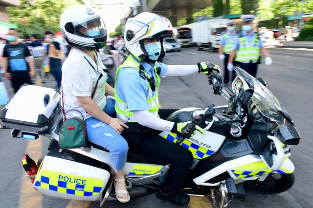 高考首日考生忘记带准考证 求助交警后顺利到达考场