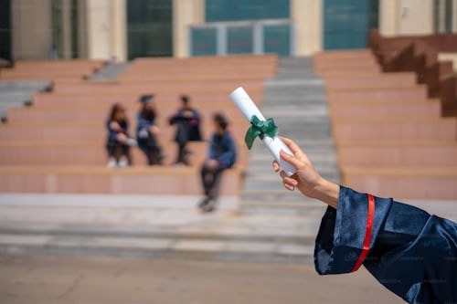 申请留学生贷款要什么条件和手续  普通家庭去哪个国家留学好